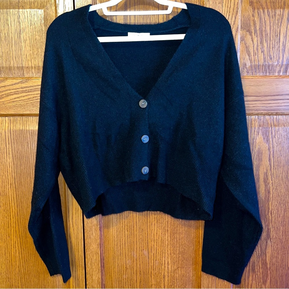 Long sleeve black crop top